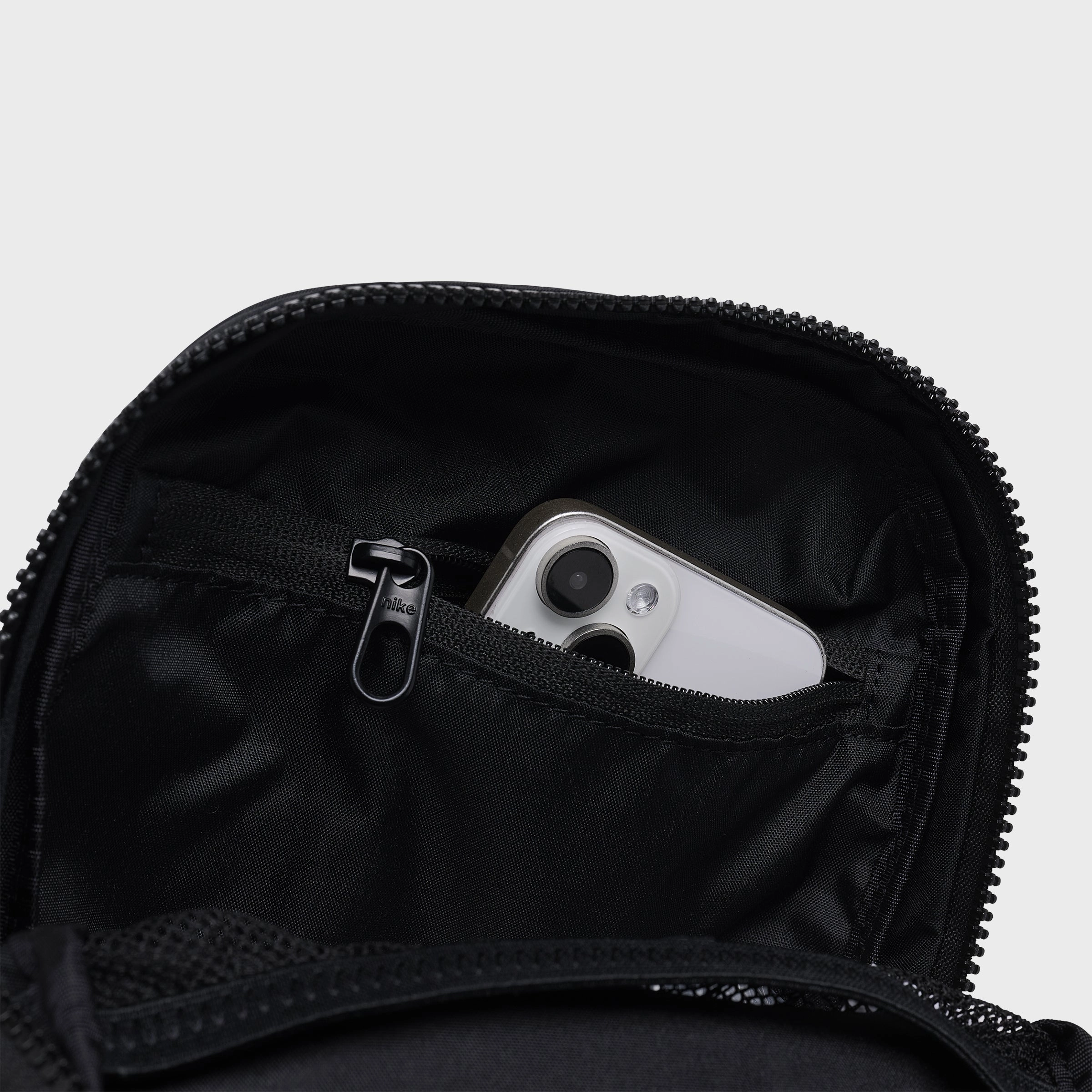 Nike Aura Crossbody Bag (2L) Black / Matte Silver